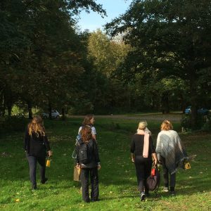 vrouwen kijken naar bomen in Twiske