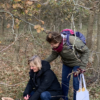 twee zussen bekijken paddenstoel